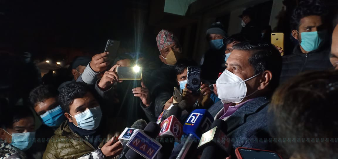 बैठकपछि पत्रकारसँग कुरा गर्दै नेकपा प्रवक्ता नारायणकाजी श्रेष्ठ।